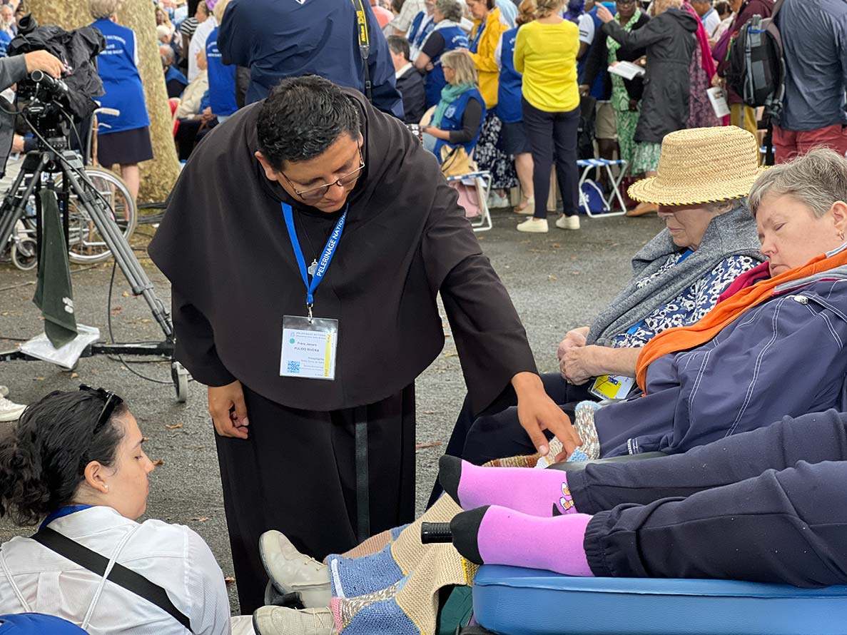 Vargas assisting sick with Brother Jenaro Pulido A.A. from Mexico during an outside Mass
